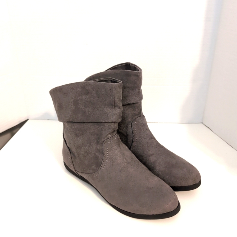So Authentic American Heritage Women's Gray Slip-On Faux Suede Boots Size 7 M‎